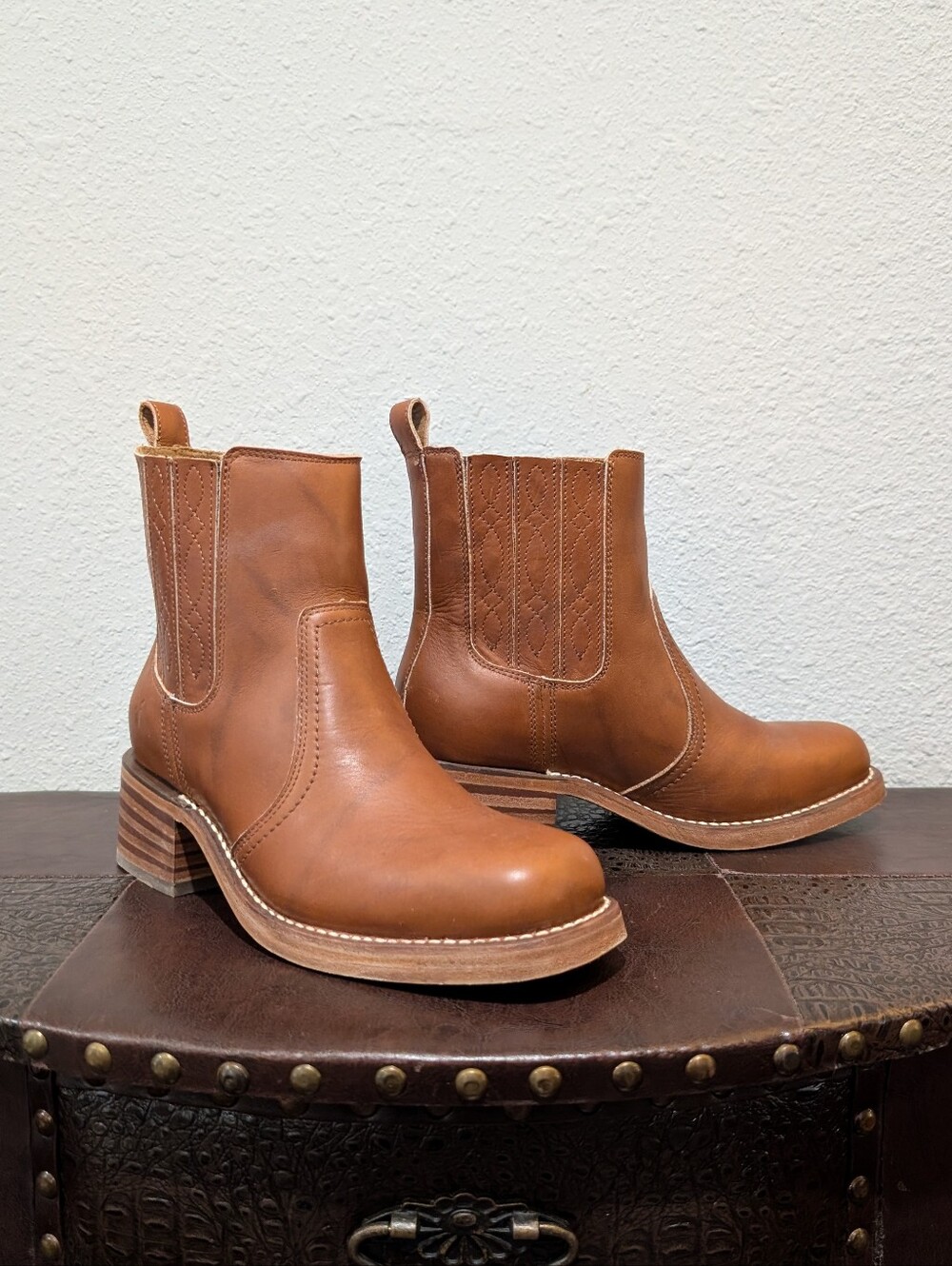 Frye Campus Chelsea Leather Boots - Saddle / Size 8